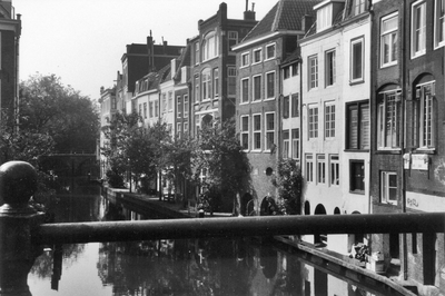 604284 Gezicht op de aan de Oudegracht te Utrecht gelegen achtergevels van de panden aan de Lijnmarkt, vanaf de Maartensbrug.